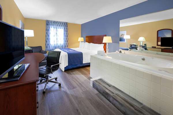 Suite - Days Inn Cedar Point Milan South - I-80 & I-90, Exit 118