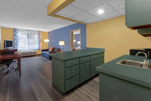 Suite - Days Inn Cedar Point Milan South - I-80 & I-90, Exit 118