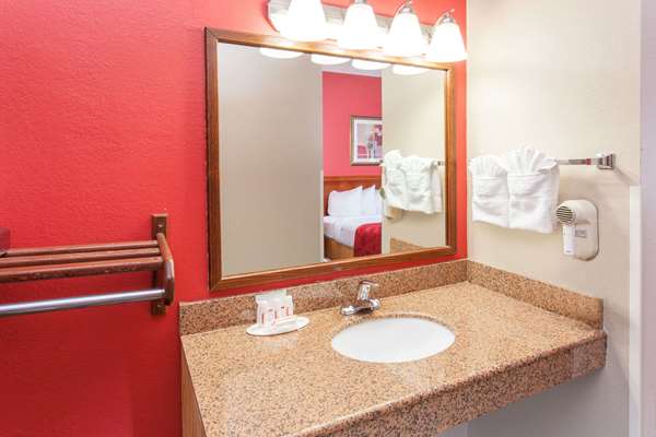 - Ramada Limited Hotel Hickory Point Decatur - I-72, Exit 141