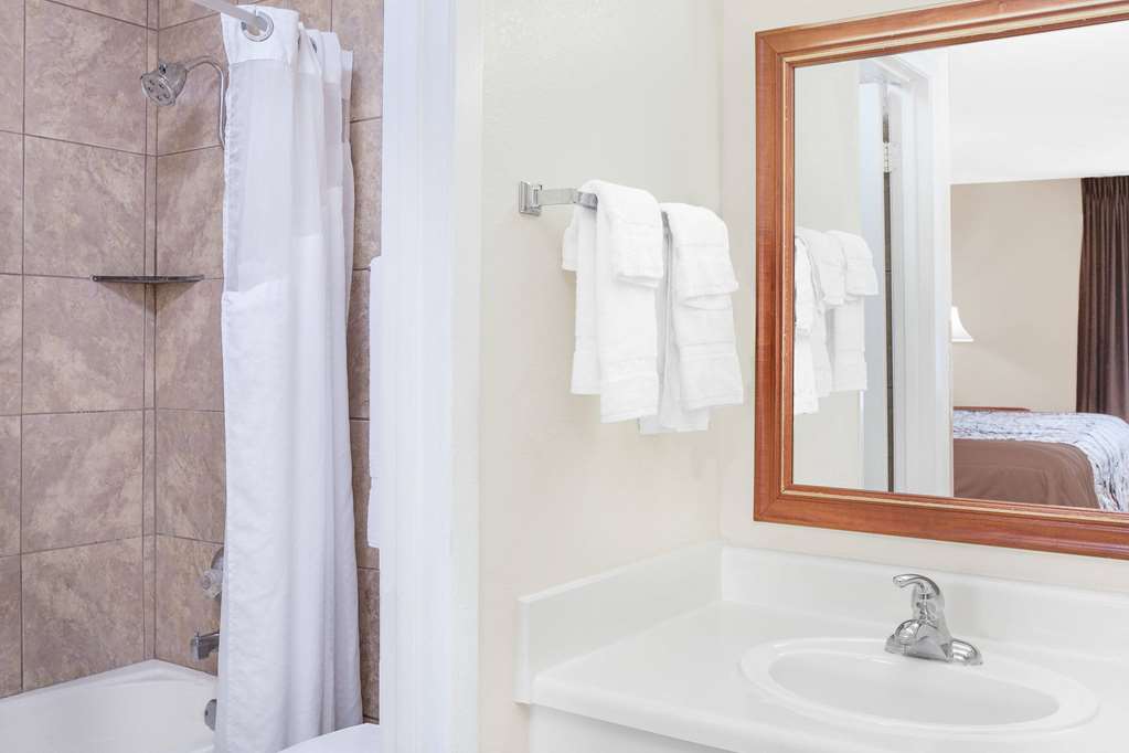 DAYS INN BY WYNDHAM, NEWTON-guestroom-Guest Room,Bathroom,On-Site.jpg