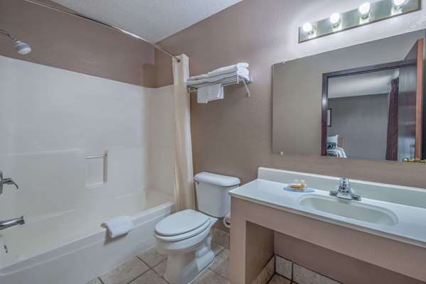  - Days Inn Jamestown - I-94, Exit 258