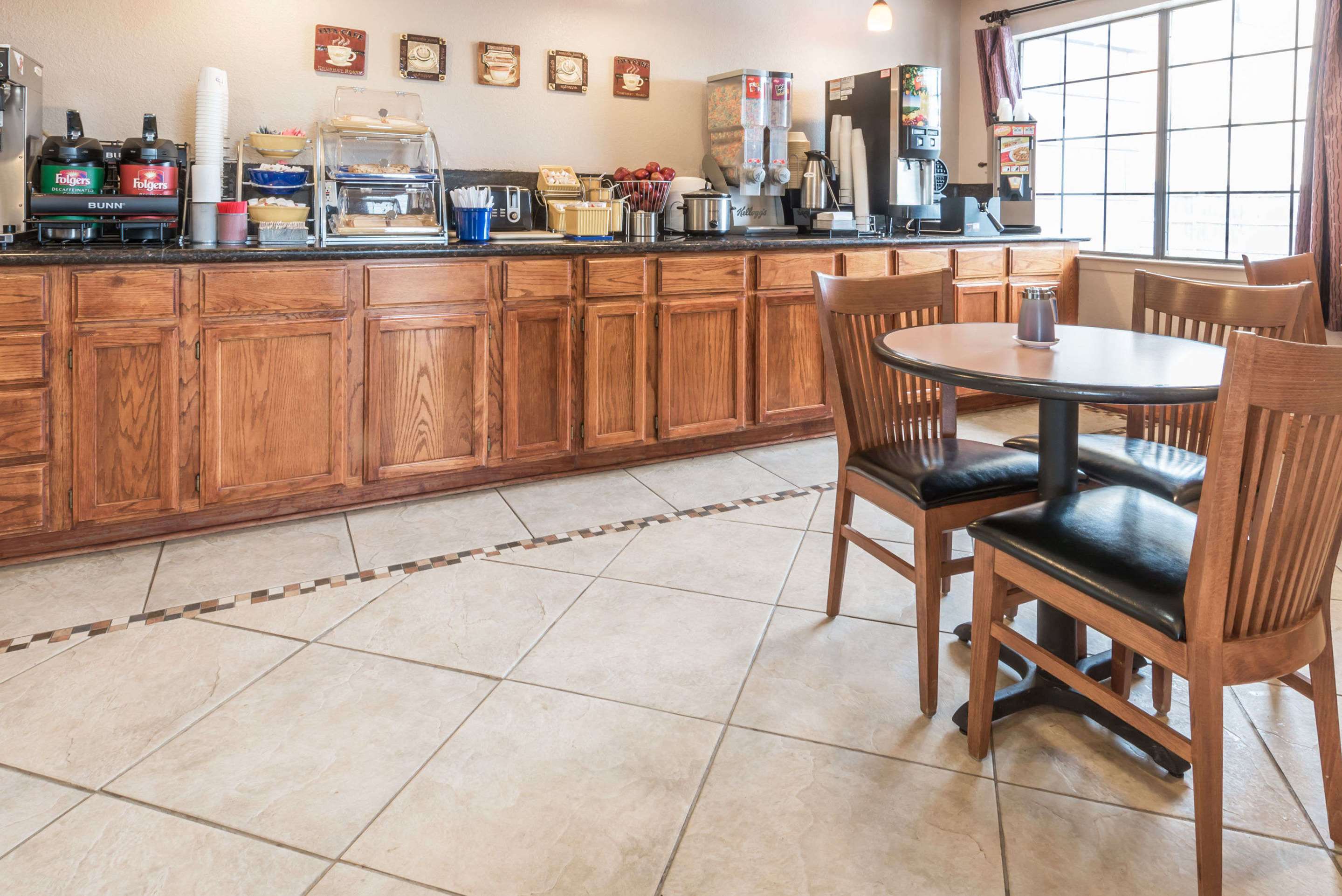 Breakfast Area | Days Inn by Wyndham Waco