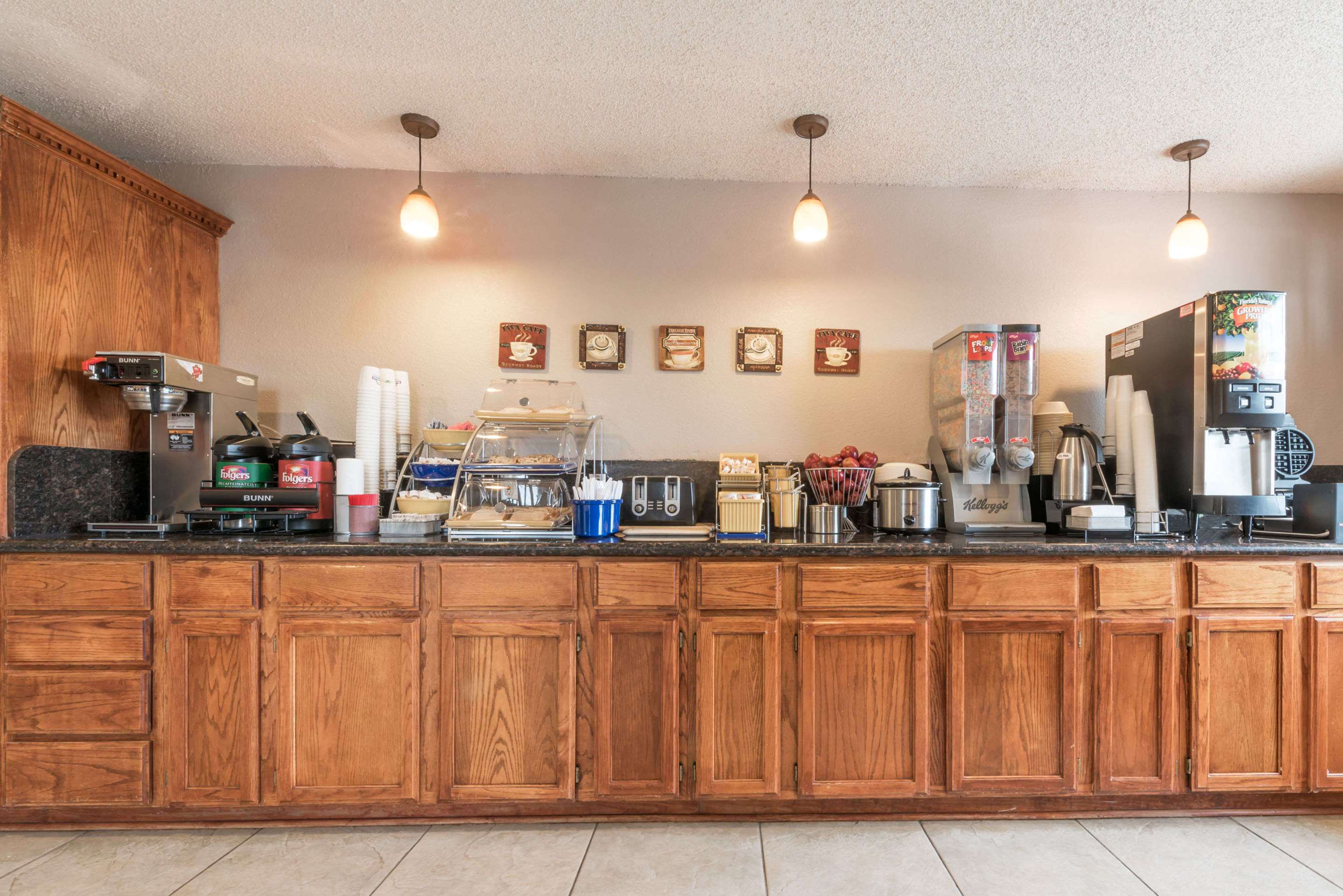 Breakfast Area | Days Inn by Wyndham Waco