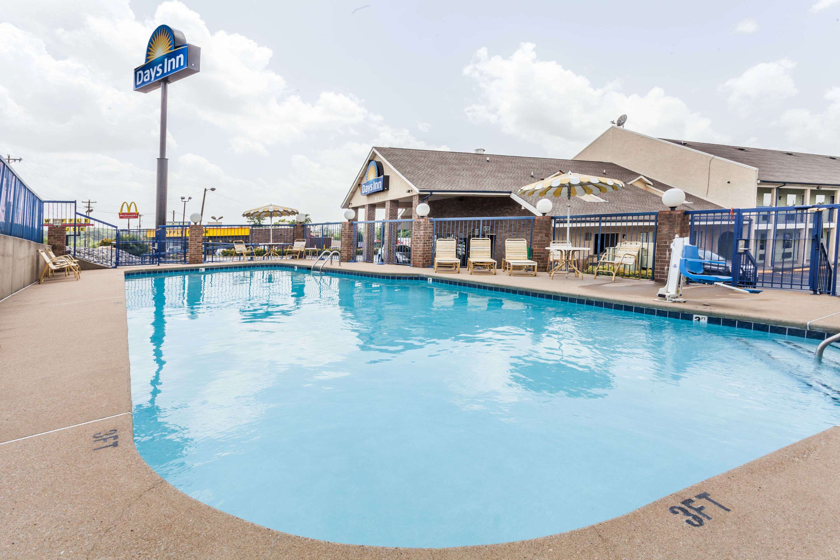 Pool | Days Inn by Wyndham Nashville North/Opryland Area
