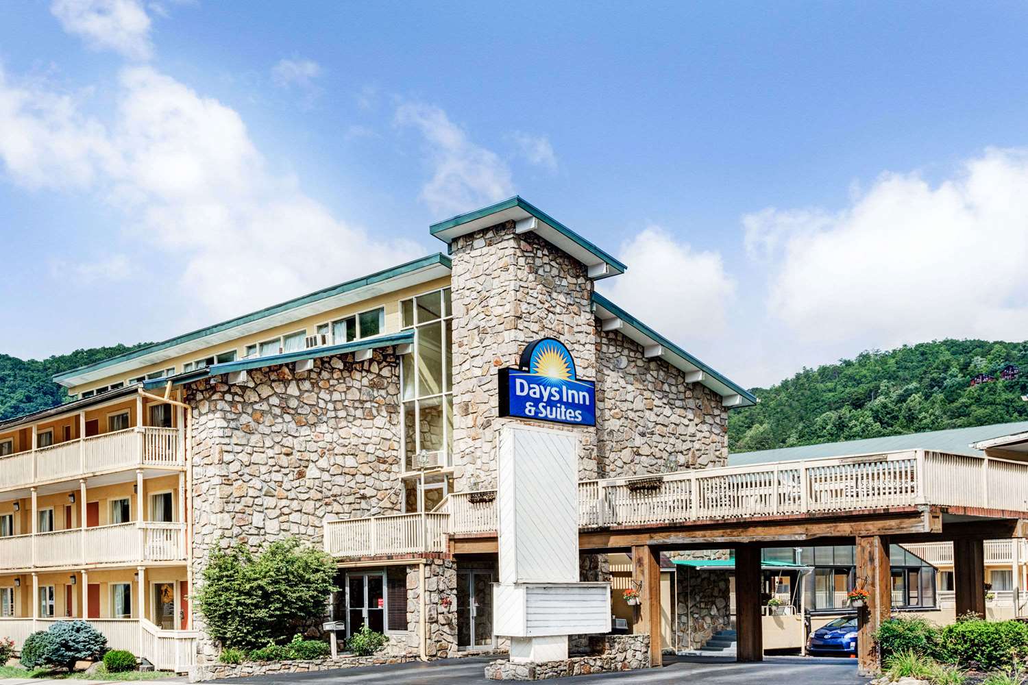 Days Inn & Suites Downtown Gatlinburg Parkway, TN - See Discounts