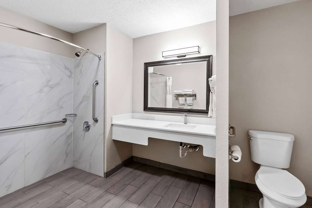 DAYS INN BY WYNDHAM BROWNSVILLE-guestroom-Guest Room,Bathroom,Shower,Accessibility,On-Site.jpg