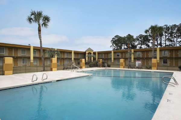Pool - Days Inn Brunswick - I-95, Exit 36