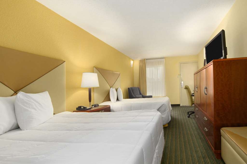 DAYS INN BRUNSWICK ST SIMONS-guestroom-Guest Room,On-Site.jpg