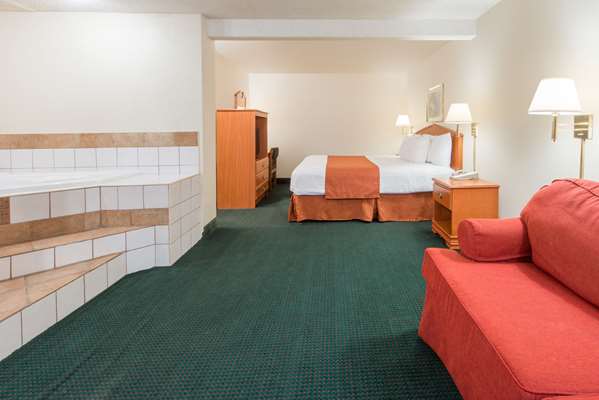 Suite - Days Inn Hazelwood - I-270, Exit 26B
