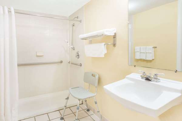  - Days Inn White Hills Road Staunton - I-64 & I-81, Exit 217