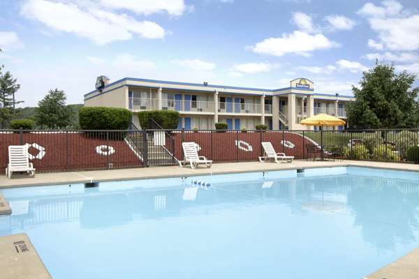 Pool - Days Inn White Hills Road Staunton - I-64 & I-81, Exit 217