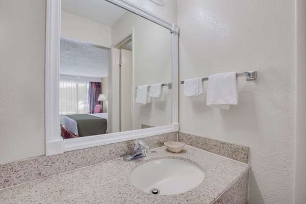  - Days Inn West Candler - I-40, Exit 37