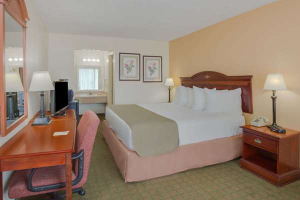  - Days Inn West Candler - I-40, Exit 37