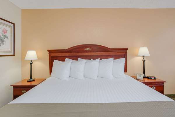  - Days Inn West Candler - I-40, Exit 37