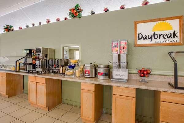  - Days Inn West Candler - I-40, Exit 37