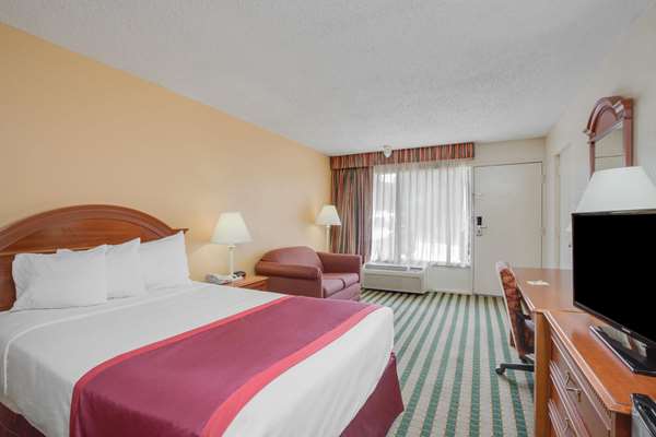  - Days Inn West Candler - I-40, Exit 37
