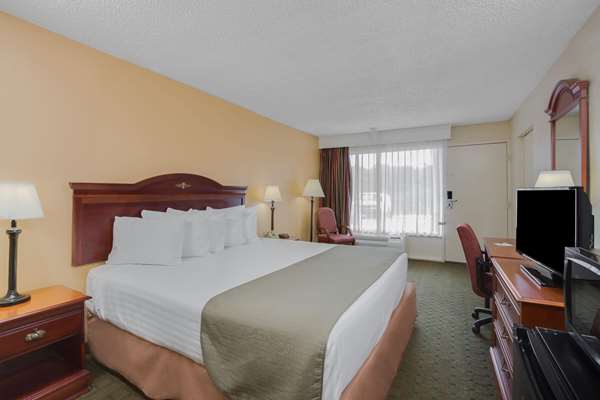  - Days Inn West Candler - I-40, Exit 37