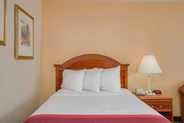  - Days Inn West Candler - I-40, Exit 37