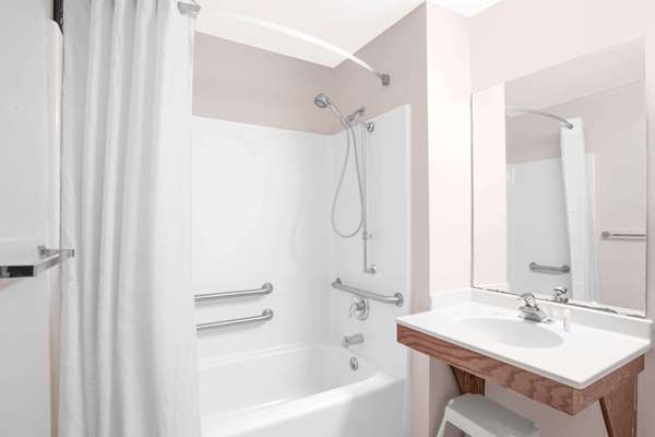  - Days Inn Windsor - I-39, I-90 & I-94, Exit 131