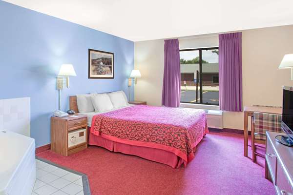 Suite - Days Inn Windsor - I-39, I-90 & I-94, Exit 131