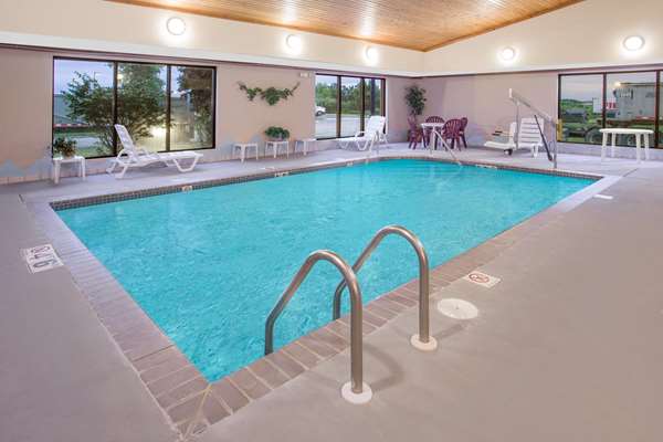 Pool - Days Inn Windsor - I-39, I-90 & I-94, Exit 131