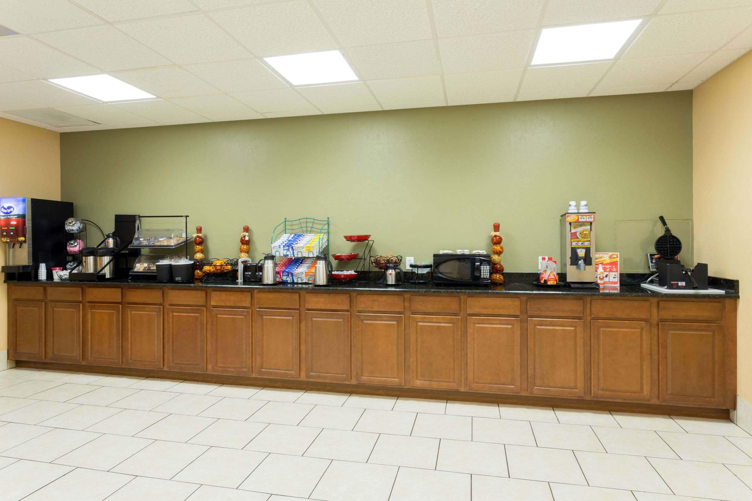 Breakfast Area | Ramada by Wyndham Lake Placid