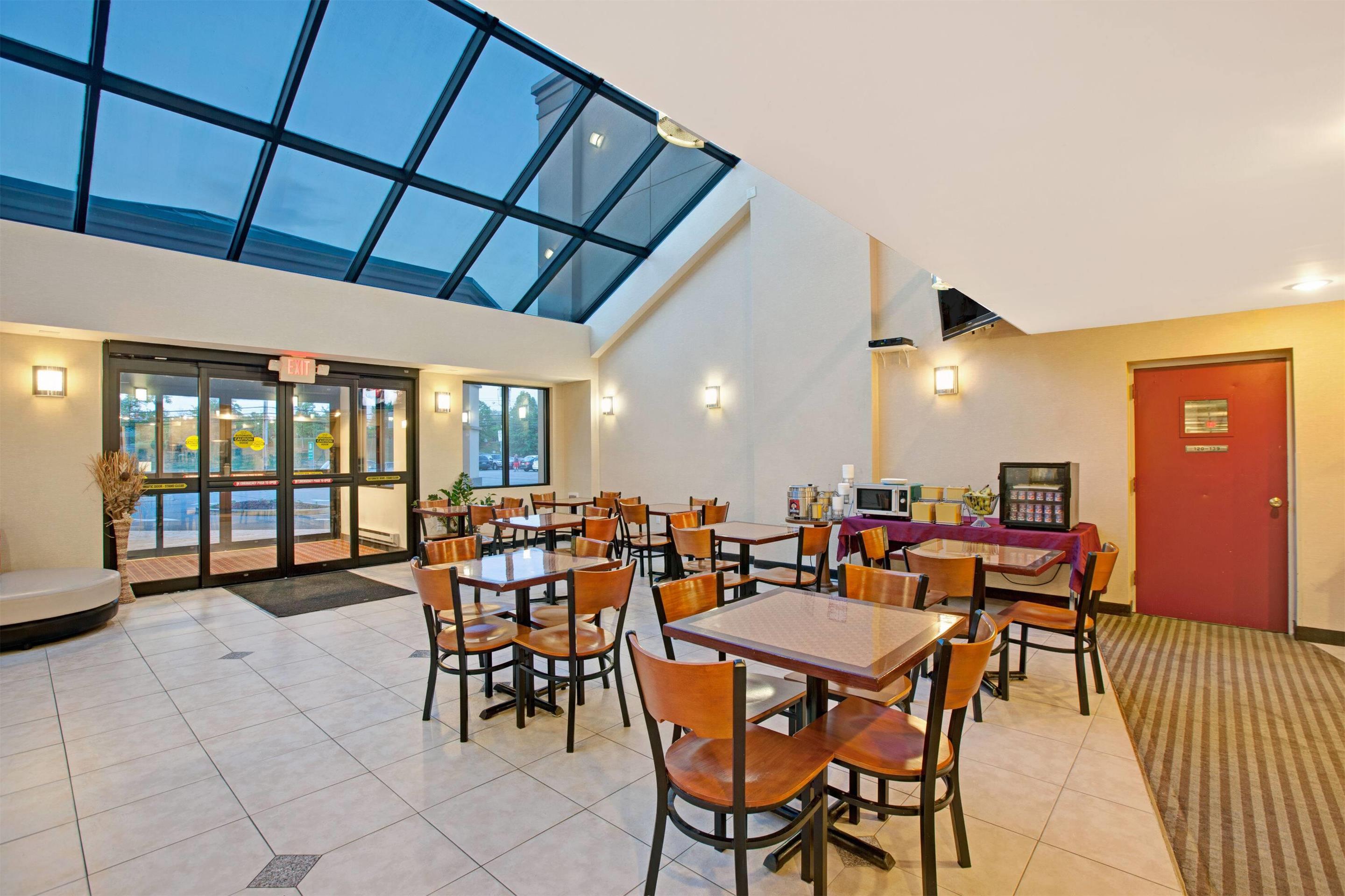 Restaurant | Days Inn by Wyndham Parsippany