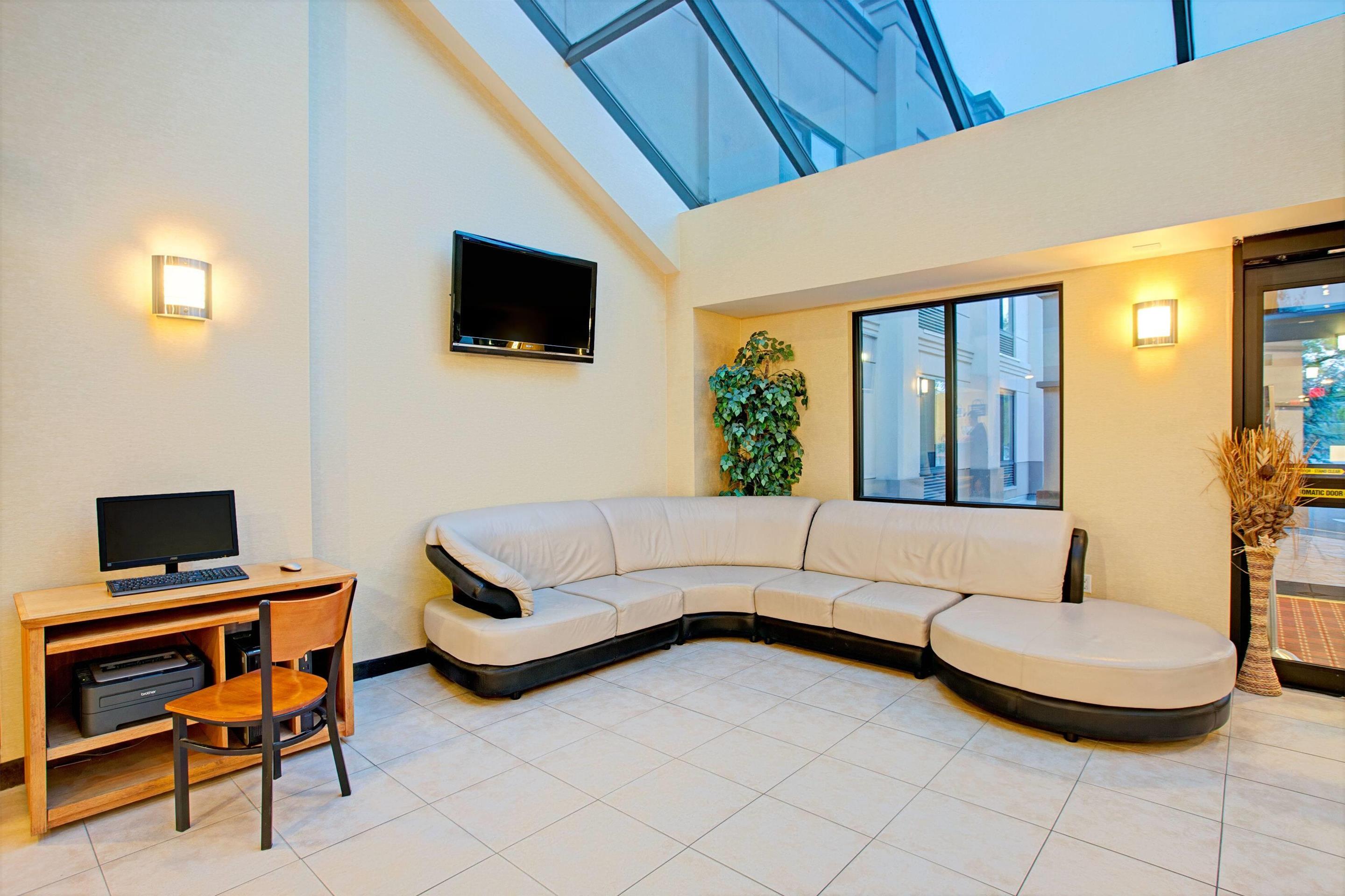 Lobby | Days Inn by Wyndham Parsippany