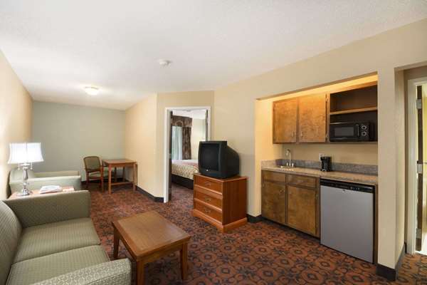 Suite - Days Inn Roanoke Rapids Road Weldon - I-95, Exit 173