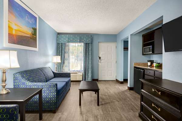 Suite - Days Inn Roanoke Rapids Road Weldon - I-95, Exit 173