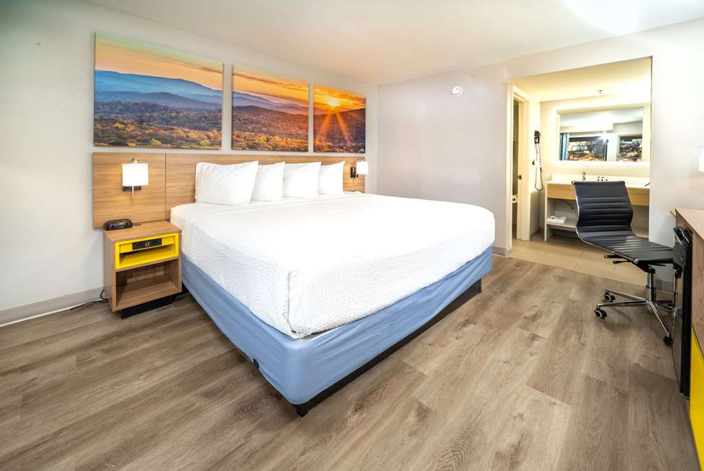 DAYS INN BY WYNDHAM ATLANTA STONE M-guestroom-Guest Room,On-Site.jpg
