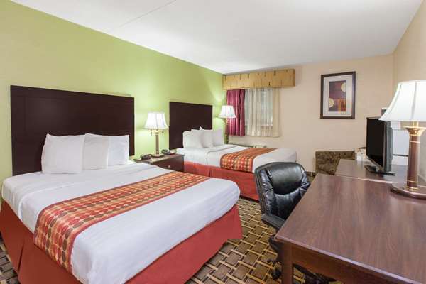  - Days Inn & Suites Madison Heights - I-75, Exit 65