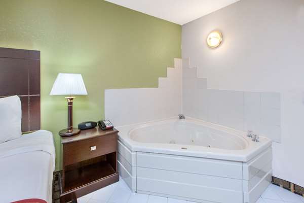 Suite - Days Inn & Suites Madison Heights - I-75, Exit 65