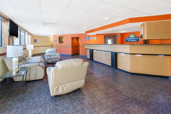  - Days Inn & Suites Madison Heights - I-75, Exit 65