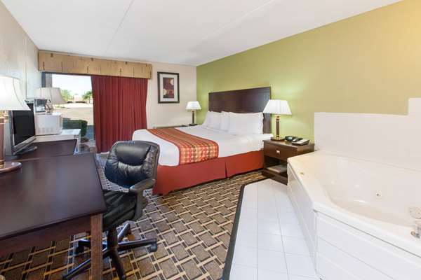 Suite - Days Inn & Suites Madison Heights - I-75, Exit 65