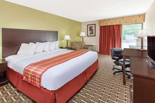  - Days Inn & Suites Madison Heights - I-75, Exit 65