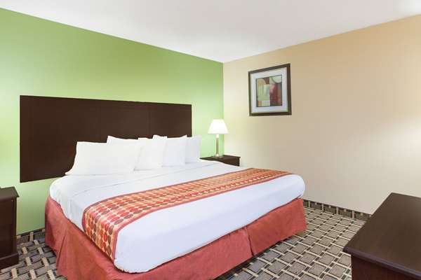 Suite - Days Inn & Suites Madison Heights - I-75, Exit 65