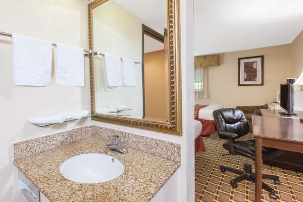  - Days Inn & Suites Madison Heights - I-75, Exit 65