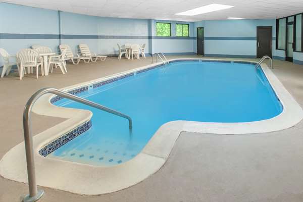 Pool - Days Inn & Suites Madison Heights - I-75, Exit 65