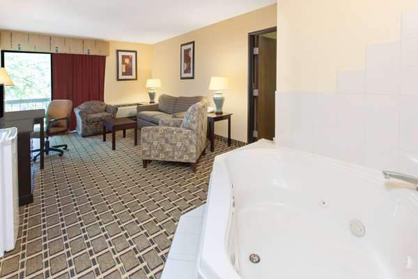Suite - Days Inn & Suites Madison Heights - I-75, Exit 65