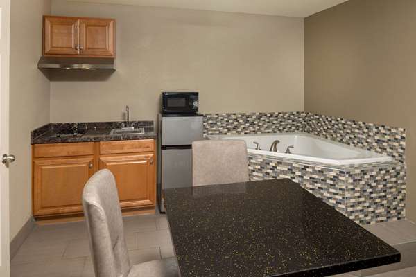Suite - Days Inn Athens - I-65, Exit 351