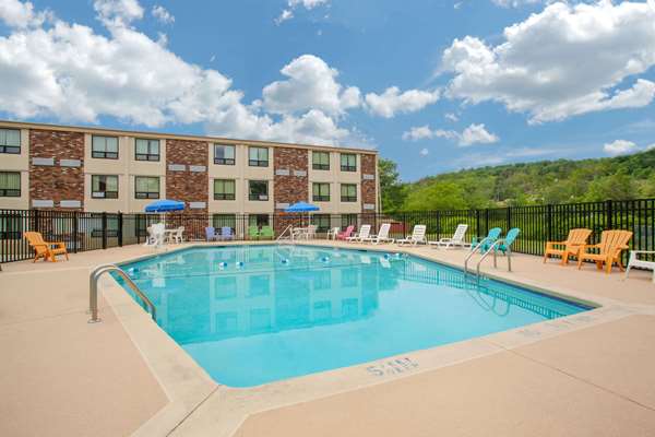 Pool - Days Inn Liberty