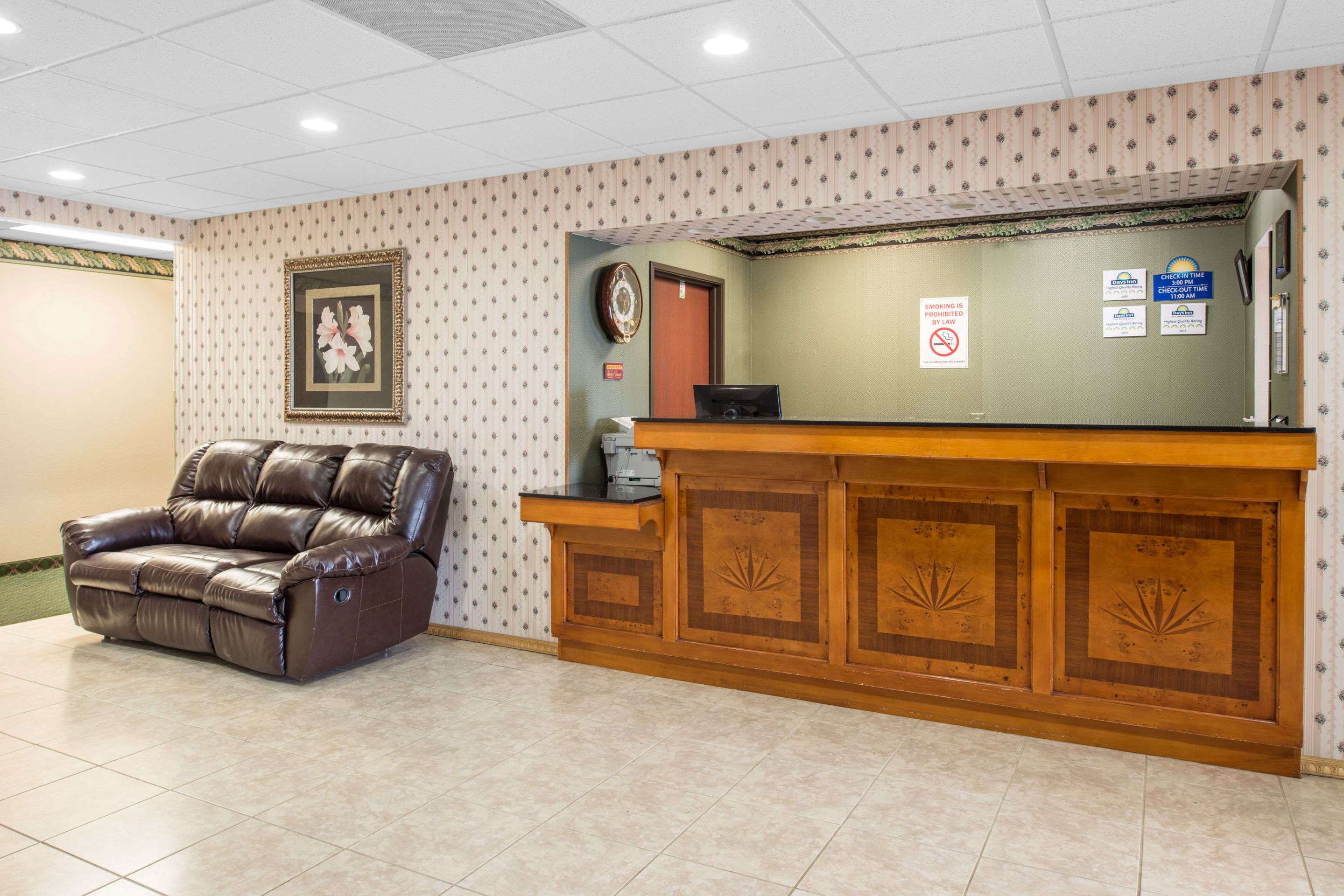 Lobby | Days Inn by Wyndham Sullivan