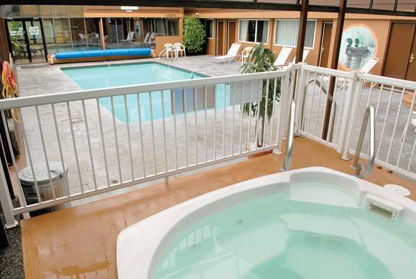 Pool - Days Inn Victoria on the Harbour