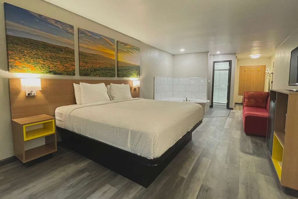 DAYS INN BY WYNDHAM COLUMBUS IN-guestroom-Guest Room,Suite,On-Site.jpg