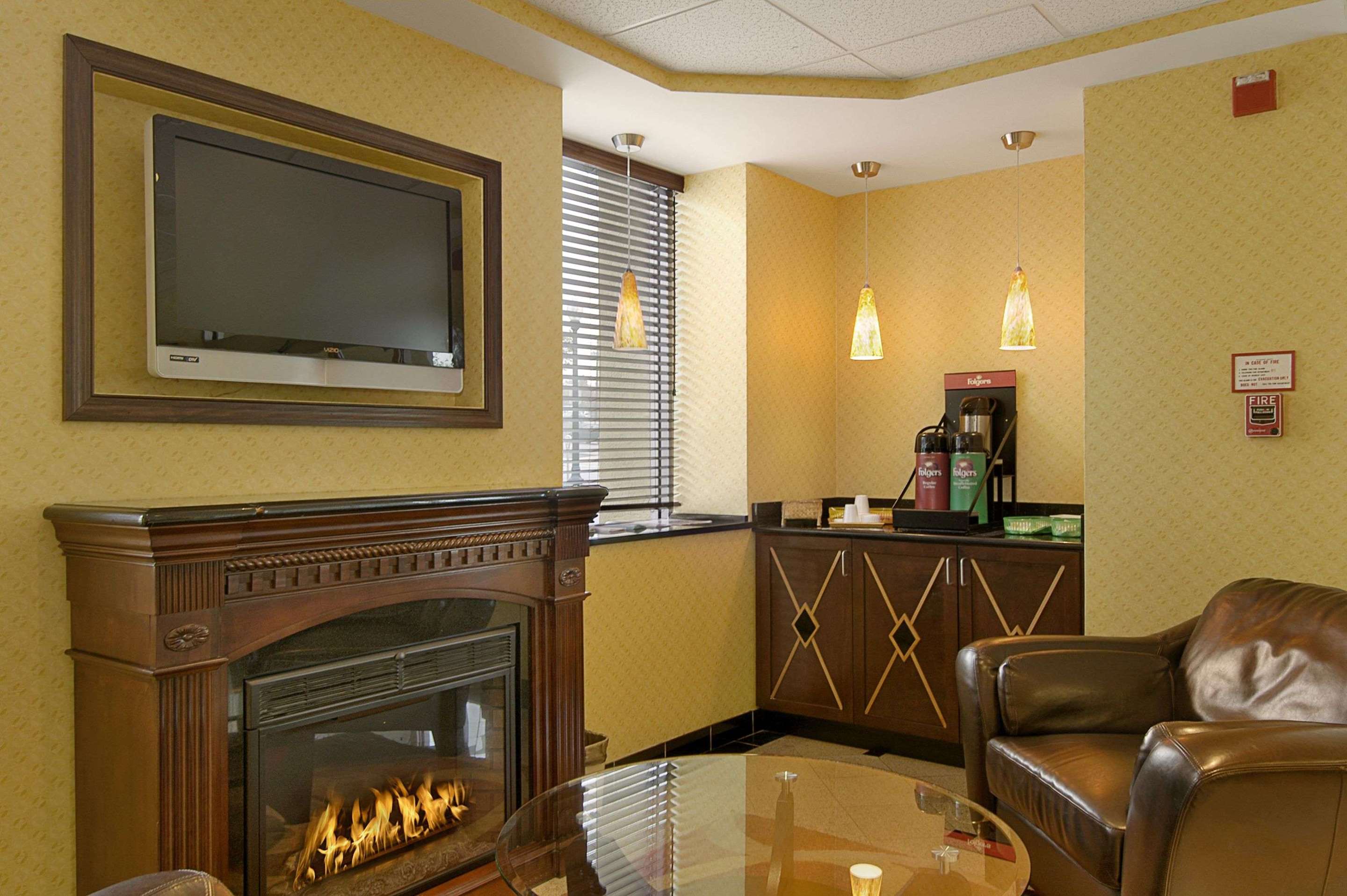 Breakfast Area | Days Inn by Wyndham Silver Spring