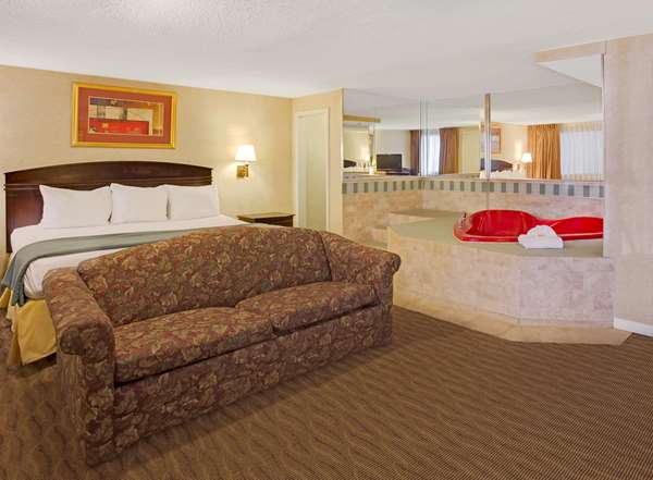 Suite - Days Inn Silver Spring