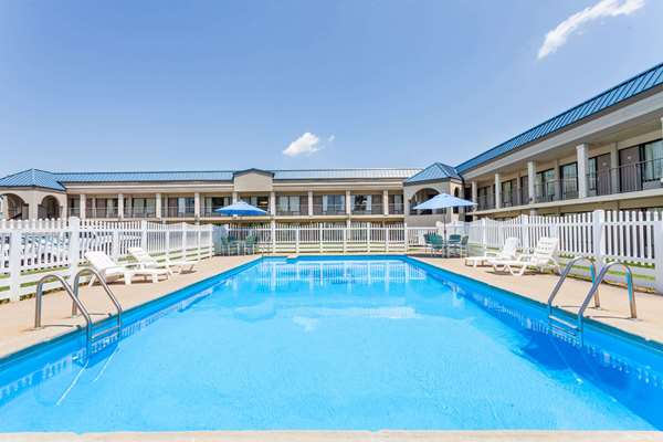 Pool - Days Inn Owensboro