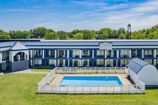 Pool - Days Inn Owensboro