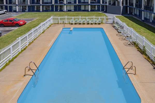 Pool - Days Inn Owensboro
